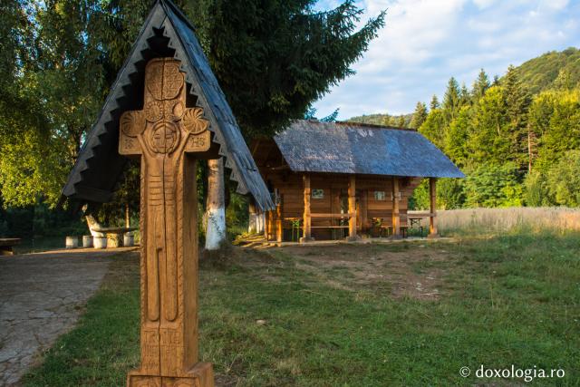 Cruce tradițională realizată în cadrul Taberei de Artă Populară organizate de Asociația „Copiii buni pentru Europa”, de la Parohia Brașov-Carpați