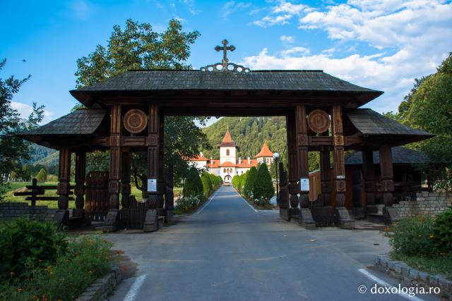 Poarta mănăstirii Brâncoveanu – Sâmbăta de Sus 