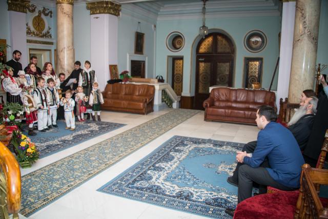 Colindători la Reședința Mitropolitană - Corul diaconilor de la Catedrala Mitropolitană, împreună cu soțiile și copiii lor