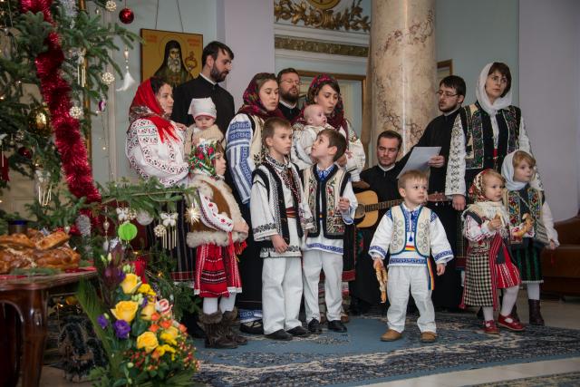 Colindători la Reședința Mitropolitană - Corul diaconilor de la Catedrala Mitropolitană, împreună cu soțiile și copiii lor
