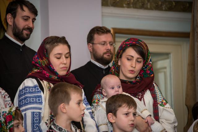 Colindători la Reședința Mitropolitană - Corul diaconilor de la Catedrala Mitropolitană, împreună cu soțiile și copiii lor