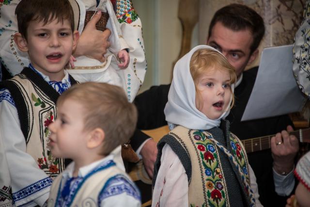 Colindători la Reședința Mitropolitană - Corul diaconilor de la Catedrala Mitropolitană, împreună cu soțiile și copiii lor