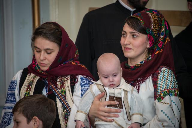 Colindători la Reședința Mitropolitană - Corul diaconilor de la Catedrala Mitropolitană, împreună cu soțiile și copiii lor