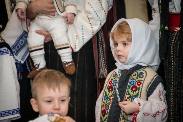 Colindători la Reședința Mitropolitană - Corul diaconilor de la Catedrala Mitropolitană, împreună cu soțiile și copiii lor