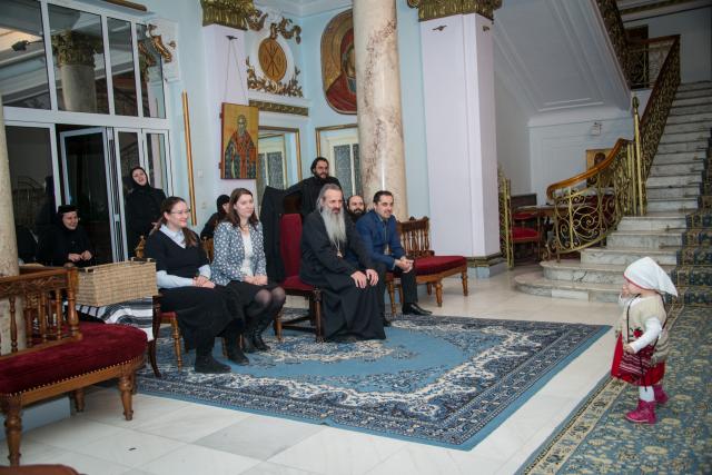 Colindători la Reședința Mitropolitană - Corul diaconilor de la Catedrala Mitropolitană, împreună cu soțiile și copiii lor
