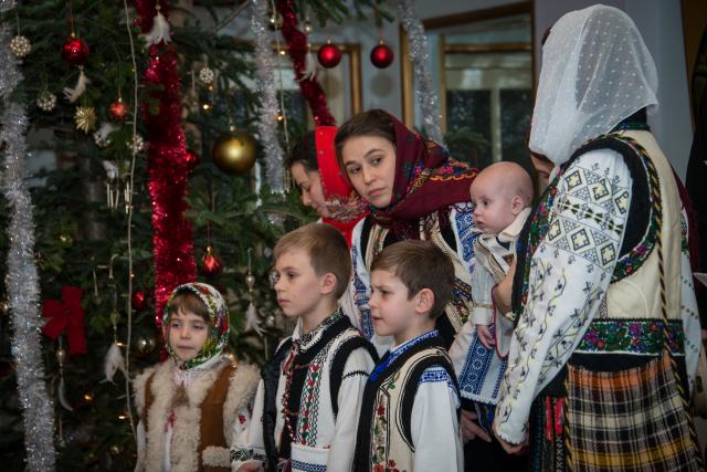 Colindători la Reședința Mitropolitană - Corul diaconilor de la Catedrala Mitropolitană, împreună cu soțiile și copiii lor