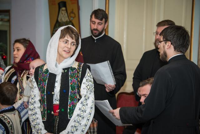 Colindători la Reședința Mitropolitană - Corul diaconilor de la Catedrala Mitropolitană, împreună cu soțiile și copiii lor
