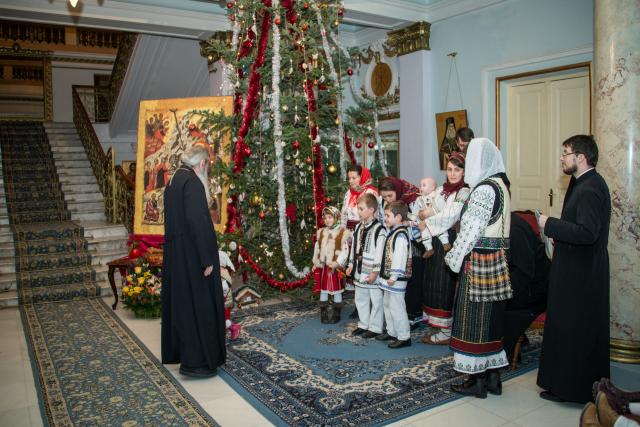 Colindători la Reședința Mitropolitană - Corul diaconilor de la Catedrala Mitropolitană, împreună cu soțiile și copiii lor