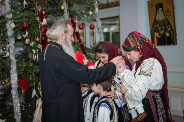 Colindători la Reședința Mitropolitană - Corul diaconilor de la Catedrala Mitropolitană, împreună cu soțiile și copiii lor