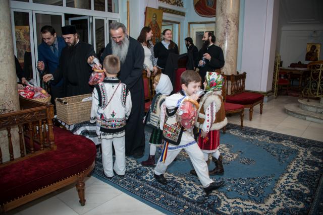Colindători la Reședința Mitropolitană - Corul diaconilor de la Catedrala Mitropolitană, împreună cu soțiile și copiii lor