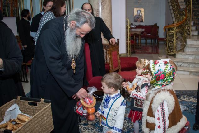 Colindători la Reședința Mitropolitană - Corul diaconilor de la Catedrala Mitropolitană, împreună cu soțiile și copiii lor