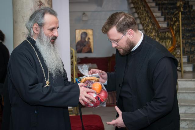 Colindători la Reședința Mitropolitană - Corul diaconilor de la Catedrala Mitropolitană, împreună cu soțiile și copiii lor