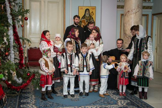 Colindători la Reședința Mitropolitană - Corul diaconilor de la Catedrala Mitropolitană, împreună cu soțiile și copiii lor