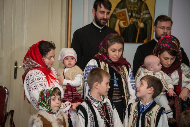 Colindători la Reședința Mitropolitană - Corul diaconilor de la Catedrala Mitropolitană, împreună cu soțiile și copiii lor