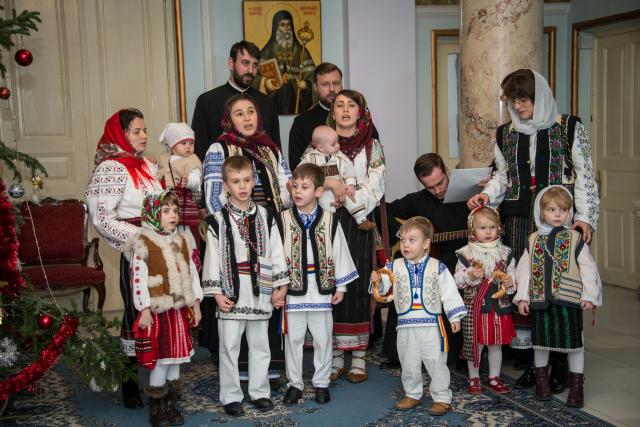 Colindători la Reședința Mitropolitană - Corul diaconilor de la Catedrala Mitropolitană, împreună cu soțiile și copiii lor