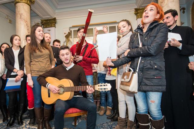 Colindători la Reședința Mitropolitană - Grup vocal-instrumental, Universitatea de Arte „George Enescu”, Iași