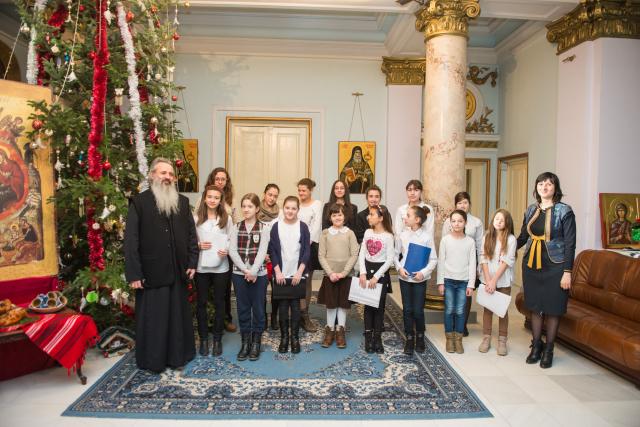 Colindători la Reședința Mitropolitană - Grupul vocal "Oltea Doamna" al Liceului "Mihai Eminescu" din Iaşi