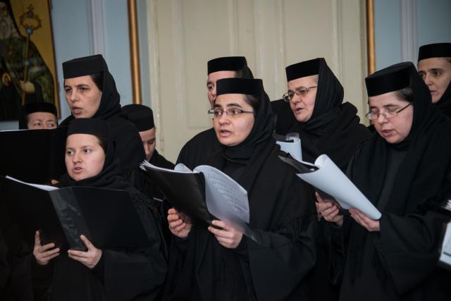 Colindători la Reședința Mitropolitană - Corul maicilor de la mănăstirile Galata, Frumoasa și „Sfinții Atanasie și Chiril” din Copou