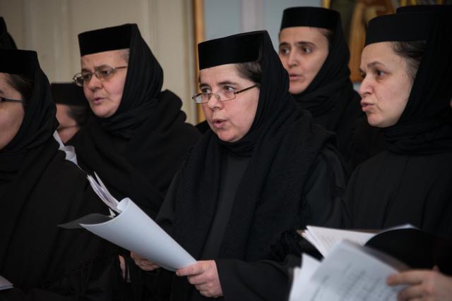 Colindători la Reședința Mitropolitană - Corul maicilor de la mănăstirile Galata, Frumoasa și „Sfinții Atanasie și Chiril” din Copou