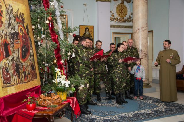 Colindători la Reședința Mitropolitană - Corul „Străjerii” ai Brigăzii 15 Mecanizate, Iași