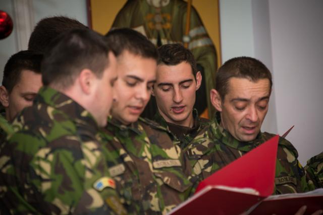 Colindători la Reședința Mitropolitană - Corul „Străjerii” ai Brigăzii 15 Mecanizate, Iași