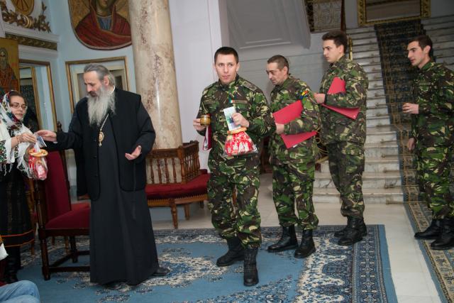 Colindători la Reședința Mitropolitană - Corul „Străjerii” ai Brigăzii 15 Mecanizate, Iași