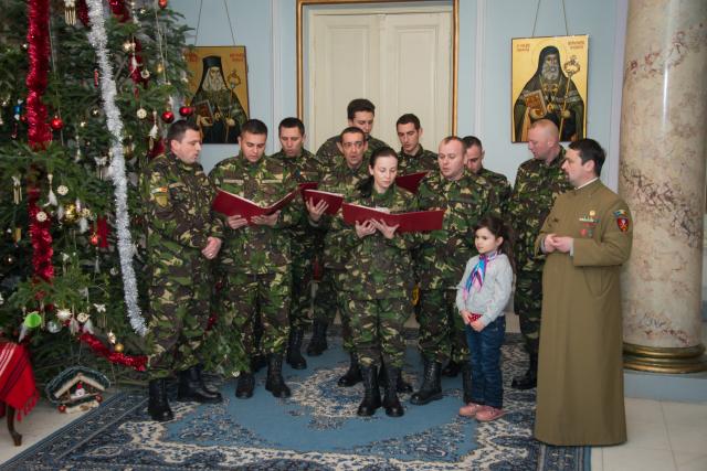 Colindători la Reședința Mitropolitană - Corul „Străjerii” ai Brigăzii 15 Mecanizate, Iași