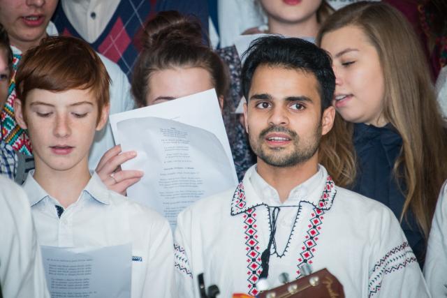 Colindători la Reședința Mitropolitană - Liceeni și voluntarii ATOR Iași