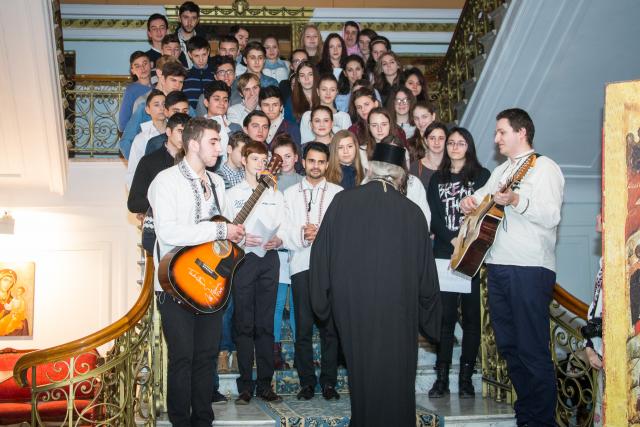 Colindători la Reședința Mitropolitană - Liceeni și voluntarii ATOR Iași