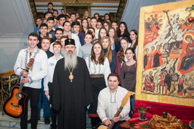 Colindători la Reședința Mitropolitană - Liceeni și voluntarii ATOR Iași