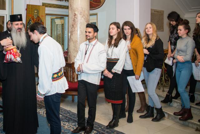 Colindători la Reședința Mitropolitană - Liceeni și voluntarii ATOR Iași