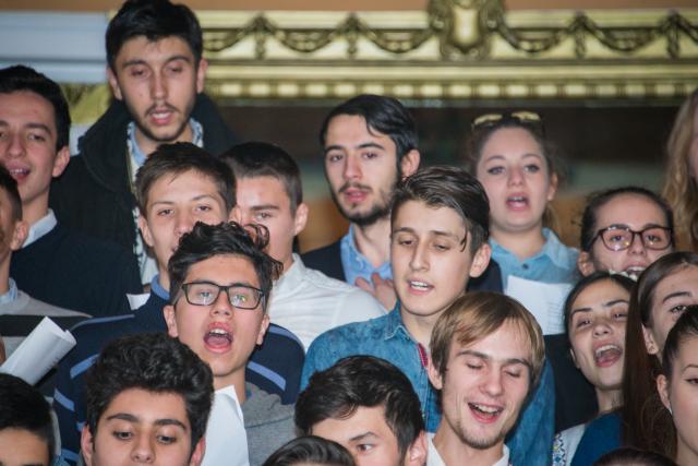 Colindători la Reședința Mitropolitană - Liceeni și voluntarii ATOR Iași