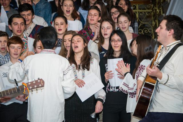 Colindători la Reședința Mitropolitană - Liceeni și voluntarii ATOR Iași