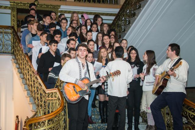 Colindători la Reședința Mitropolitană - Liceeni și voluntarii ATOR Iași