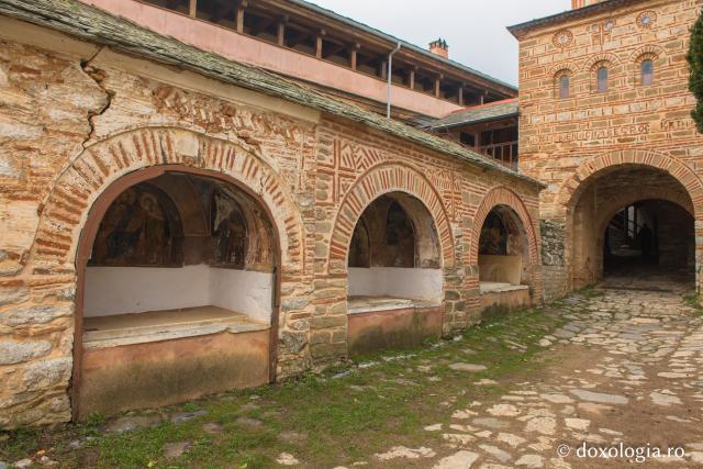(Foto) Mănăstirea Marea Lavră – cea dintâi mănăstire athonită 