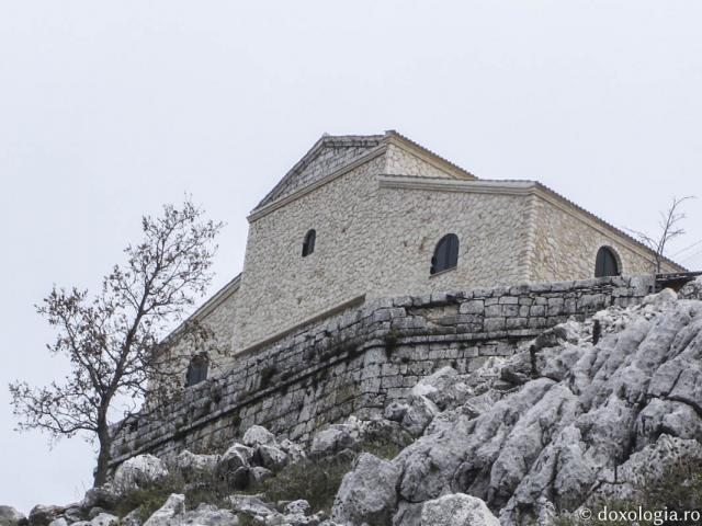 (Foto) La mănăstirea de pe Vârful Pantokrator din Insula Corfu - locul unde culoarea mării face concurență cu albastrul cerului