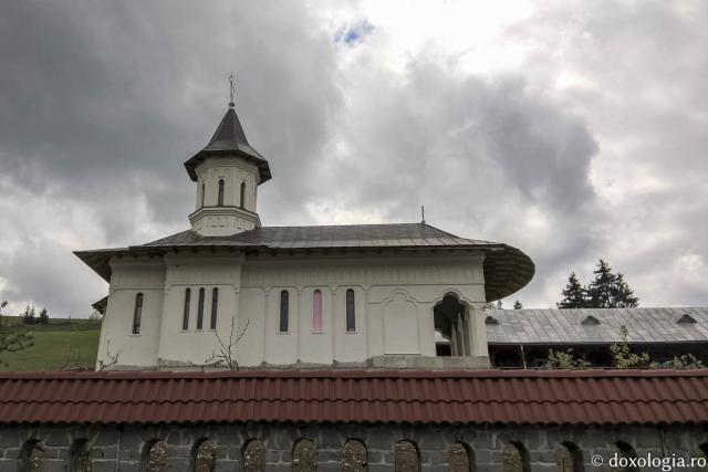 (Foto) Mănăstirea Făgețel - o candelă ce pâlpâie românește