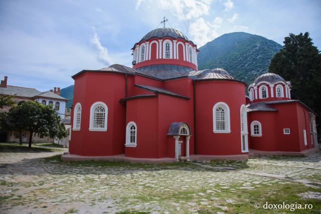 (Foto) Mănăstirea Marea Lavră – cea dintâi mănăstire athonită 