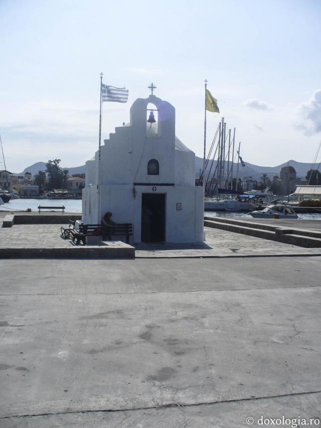 (Foto) Biserica „Sfântul Ierarh Nicolae” din portul Insulei Eghina