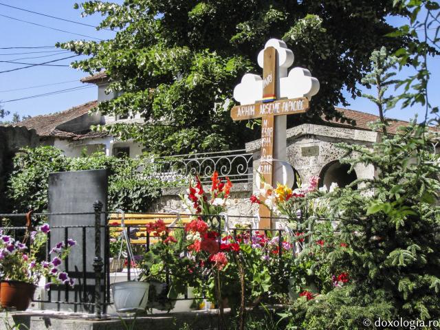 La mormântul Părintelui Arsenie Papacioc (galerie FOTO)