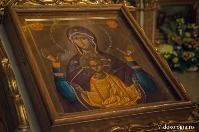 Liturghia de sâmbătă: rugăciune către Maica Domnului şi pomenirea celor adormiţi (galerie FOTO)