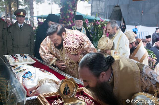 (Foto) Închinarea soborului de ierarhi slujitori la Sfânta Liturghie a hramului Sfintei Parascheva