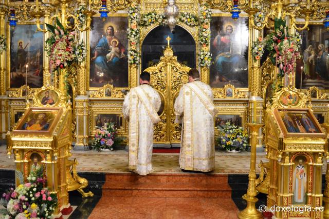 (Foto) Slujba de priveghere a Sfintei Cuvioase Parascheva, la Catedrala Mitropolitană din Iaşi