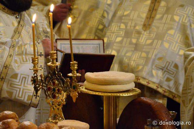 (Foto) Slujba de priveghere a Sfintei Cuvioase Parascheva, la Catedrala Mitropolitană din Iaşi