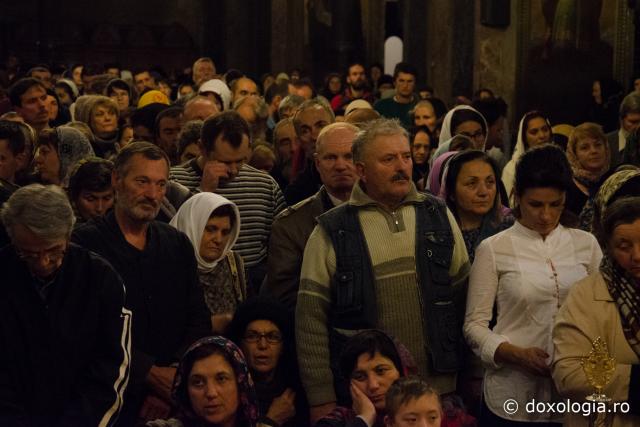 (Foto) Sfânta Liturghie arhierească în noaptea hramului Sfintei Cuvioase Parascheva - Catedrala Mitropolitană din Iaşi