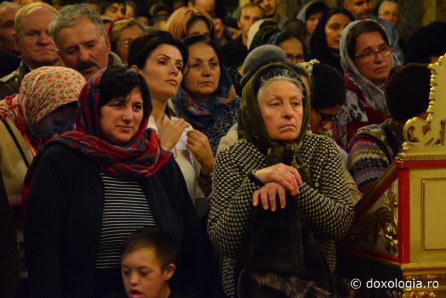 (Foto) Sfânta Liturghie arhierească în noaptea hramului Sfintei Cuvioase Parascheva - Catedrala Mitropolitană din Iaşi