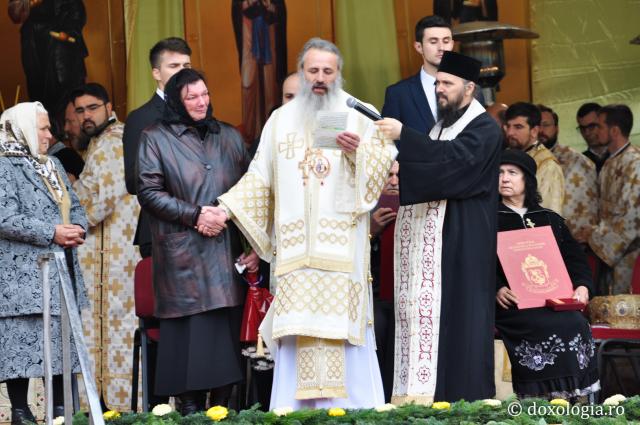 (Foto) Familii binecuvântate cu mulți copii au primit „Crucea Moldavă”
