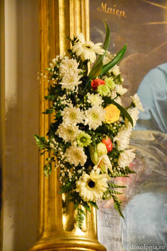 (Foto) Flori de ziua Sfintei Cuvioase Parascheva