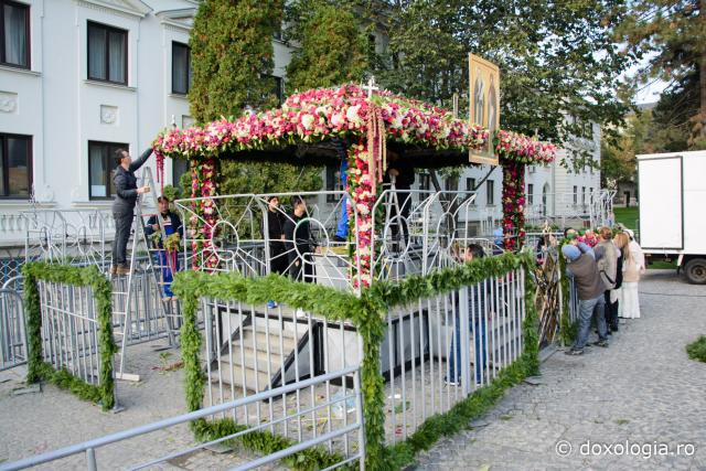 (Foto) Împodobirea cu flori a baldachinului Sfintei Parascheva