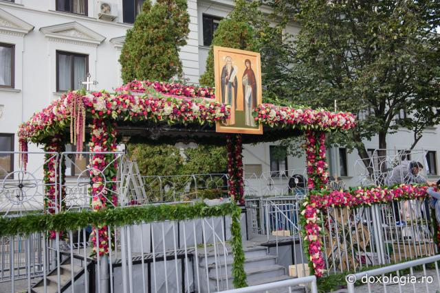 (Foto) Împodobirea cu flori a baldachinului Sfintei Parascheva